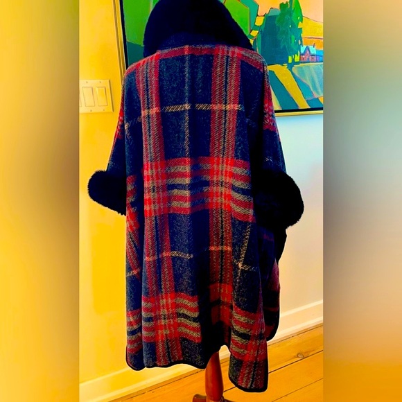 Cozy chic charcoal,black and dark red plaid cape with black faux fur details - Picture 5 of 11